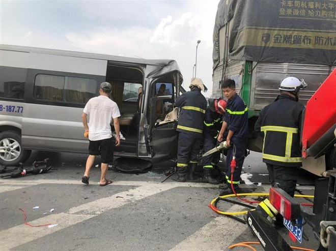 Hà Nội: Tai nạn trên đường vành đai 3, nạn nhân kẹt cứng trong xe ảnh 1