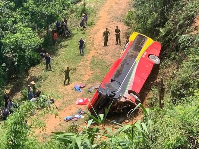 Phú Thọ: Xe ôtô chở du khách nước ngoài lao xuống sườn đồi ảnh 1