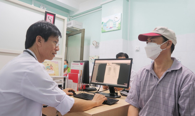 Bác sĩ Bệnh viện Nguyễn Tri Phương Thành phố Hồ Chí Minh xem kết quả chẩn đoán hình ảnh của bệnh nhân trên máy tính. (Ảnh: Đinh Hằng/TTXVN) ttxvn_y te TPHCM2.jpg