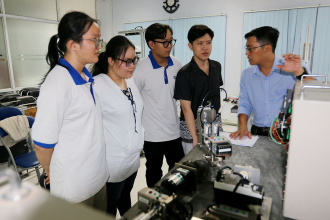 Sinh viên, học viên trong giờ thực hành ngành nghề vi mạch điện tử tại Trung tâm đào tạo Khu Công nghệ cao Thành phố Hồ Chí Minh. (Ảnh: Thanh Vũ/TTXVN) ttxvn_khu cong nghe cao1.jpg
