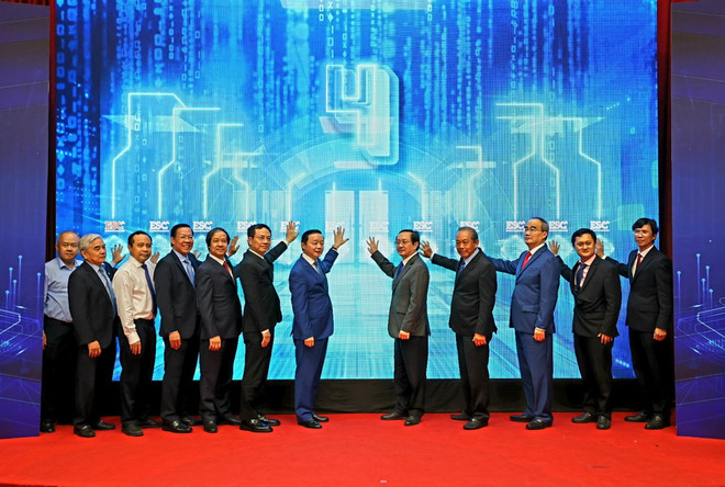 Các đại biểu thực hiện nghi lễ ra mắt Trung tâm điện tử và vi mạch bán dẫn Thành phố Hồ Chí Minh. (Ảnh: Thành Chung/TTXVN) ttxvn_ban dan vi mach.jpg