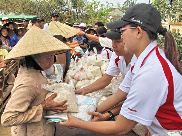 Canon chung tay cứu trợ 400 hộ dân vùng lũ miền Trung ảnh 1