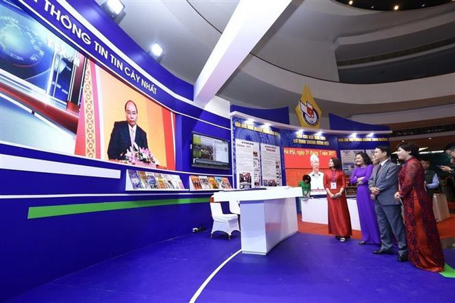 Gian trưng bày các ấn phẩm của TTXVN tại Hội báo toàn quốc. (Ảnh: Minh Quyết/TTXVN) Báo chí góp phần tạo ra sức mạnh tinh thần cho Việt Nam bứt phá ảnh 1