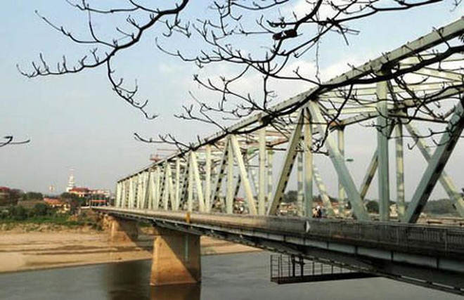 Sắp dừng lưu thông phương tiện qua cầu Yên Bái để sửa chữa mặt cầu ảnh 1