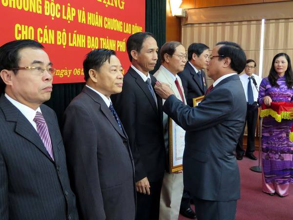 Tặng Huân chương cho các lãnh đạo thành phố Hà Nội qua các thời kỳ ảnh 1