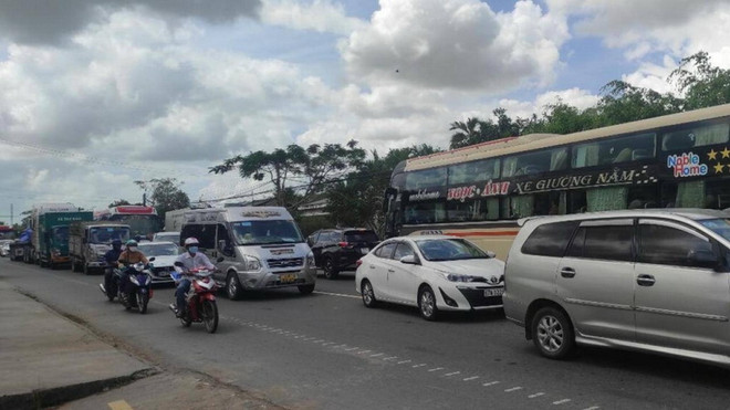 Sóc Trăng ùn tắc kéo dài ở Quốc lộ 1 do du khách hành hương ảnh 1