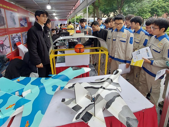 Sinh viên tìm hiểu các công nghệ được giới thiệu tại Hội chợ. (Ảnh: Bích Hồng/Bnews/TTXVN) ttxvn-nog-nghiep1-2284.jpg
