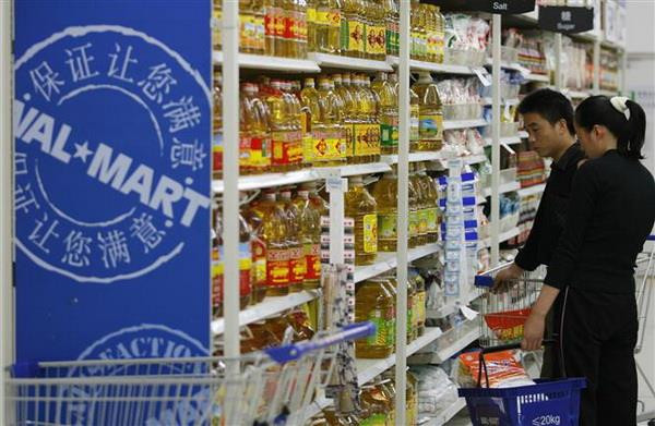 Hàng hóa được bày bán tại siêu thị của hãng bán lẻ Mỹ Walmart ở Bắc Kinh, Trung Quốc. (Nguồn: AFP/TTXVN) IMF: Chiến tranh thương mại Mỹ-Trung nguy hại cho tăng trưởng toàn cầu ảnh 1