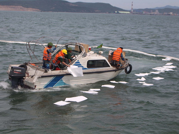 Quảng Ninh: Bục ống dẫn khiến 200l dầu tràn ra Vịnh Hạ Long ảnh 1