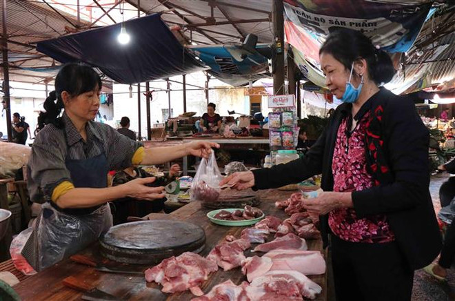 Thịt lợn tăng giá khiến người dân dè dặt hơn khi mua thịt lợn. (Ảnh: Thanh Thương/TTXVN) Xem xét giảm thuế và nhập khẩu thêm thịt lợn để bình ổn giá dịp Tết ảnh 1