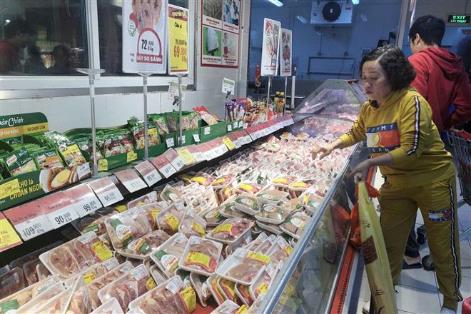 Khách hàng mua sắm tại siêu thị Big C Lê Trọng Tấn. (Ảnh: Trần Việt/TTXVN) Xem xét giảm thuế và nhập khẩu thêm thịt lợn để bình ổn giá dịp Tết ảnh 2