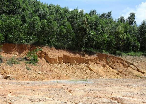 Khu tái định cư hàng chục tỷ đồng mới thi công xong đã hư hỏng nặng ảnh 1