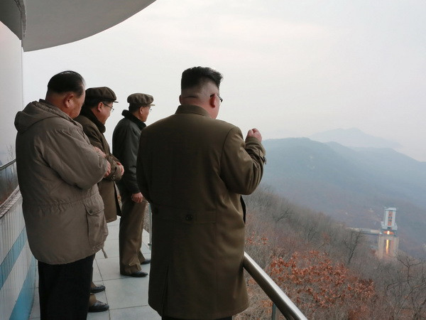 Nhà lãnh đạo Triều Tiên Kim Jong-un (phải) theo dõi việc thử động cơ tên lửa tại một địa điểm bí mật. (Nguồn: EPA/TTXVN) Hạ viện Mỹ thông qua các biện pháp tăng cường sức ép lên Triều Tiên ảnh 1