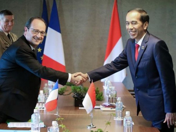 Tổng thống Pháp Francois Hollande và người đồng cấp nước chủ nhà Joko Widodo. (Nguồn: netralnews.com) Indonesia và Pháp cam kết mạnh chống chủ nghĩa khủng bố ảnh 1