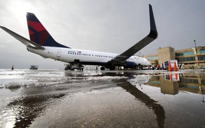 Máy bay của Delta Air Lines tại sân bay Kansas. (Nguồn: kansascity.com) Mỹ: 2 máy bay hạ cánh khẩn cấp liên tiếp tại sân bay Kansas ảnh 1