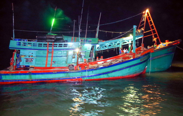 Nghệ An: Lai dắt thành công 2 tàu cá về nơi tránh trú bão ảnh 1