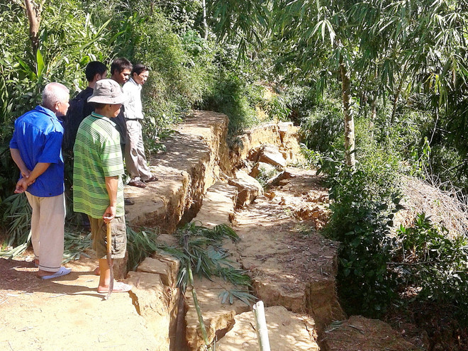 Xảy ra sạt lở đất nghiêm trọng dọc bờ sông Nhùng ở Quảng Trị ảnh 1