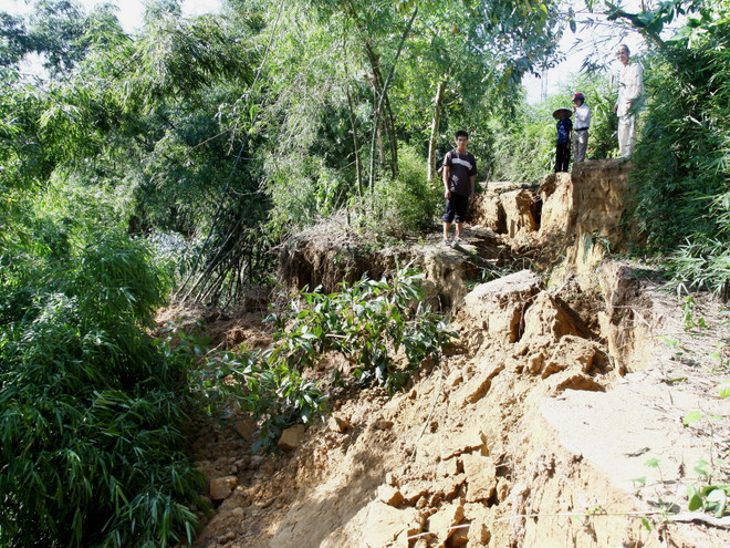 Xảy ra sạt lở đất nghiêm trọng dọc bờ sông Nhùng ở Quảng Trị ảnh 2