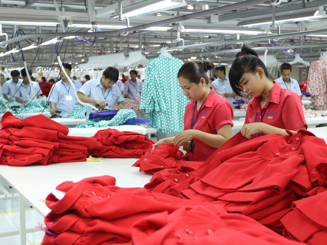 Một dây chuyền may xuất khẩu của Công ty Hansae (Hàn Quốc) tại Thành phố Hồ Chí Minh. (Ảnh: Thanh Vũ/TTXVN) Việt Nam thu hút hơn 20 tỷ USD vốn FDI trong năm 2014 ảnh 1