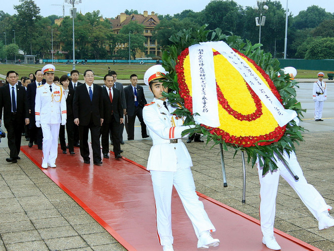 Ông Du Chính Thanh, Chủ tịch Chính hiệp Trung Quốc đến đặt vòng hoa và vào Lăng viếng Chủ tịch Hồ Chí Minh. (Ảnh: Nguyễn Dân/TTXVN) Đoàn Đảng Cộng sản Trung Quốc kết thúc chuyến thăm Việt Nam ảnh 1