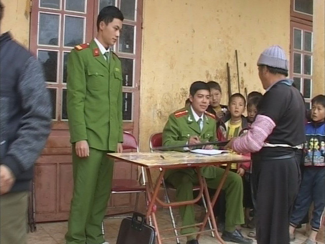 Người dân giao nộp súng tự chế. (Nguồn: mocchau.sonla.gov.vn) Người dân Sơn La tự giác giao nộp 100 khẩu súng tự chế ảnh 1