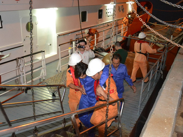 Cứu nạn thành công 11 thuyền viên trên tàu hỏng máy gần Hoàng Sa ảnh 1