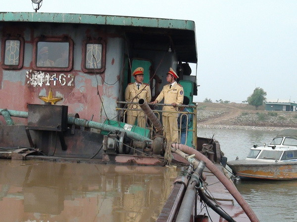 Liên tiếp bắt giữ nhiều tàu hút cát trái phép trên sông Đuống ảnh 1