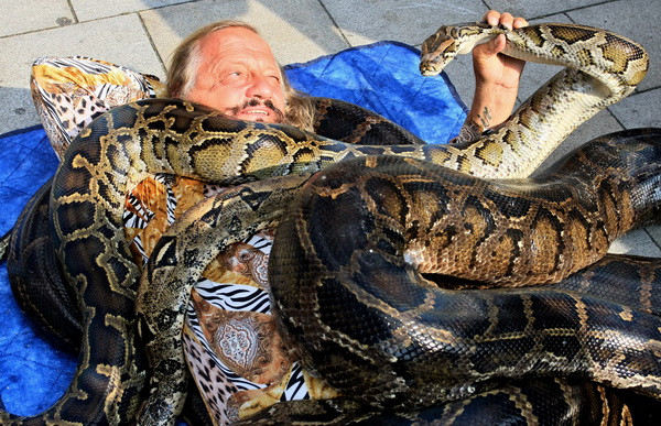 Mạo hiểm vác 500kg trăn lên người để lập kỷ lục thế giới ảnh 1