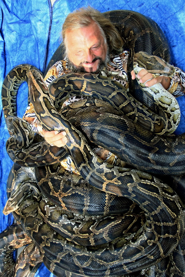 Mạo hiểm vác 500kg trăn lên người để lập kỷ lục thế giới ảnh 2