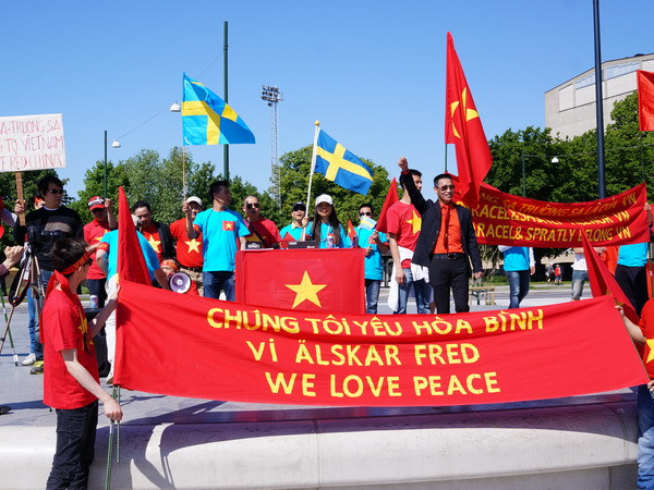 Người Việt tại Thụy Điển tuần hành phản đối Trung Quốc ảnh 1
