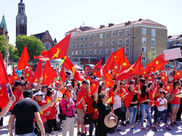 Người Việt tại Thụy Điển tuần hành phản đối Trung Quốc ảnh 3
