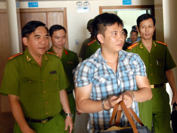 Dẫn giải đối tượng Đỗ Hà Duy Thanh về trại giam T17 Bộ Công an. (Ảnh: Mạnh Linh/TTXVN) Phá băng nhóm trộm thẻ tín dụng của người nước ngoài ảnh 1