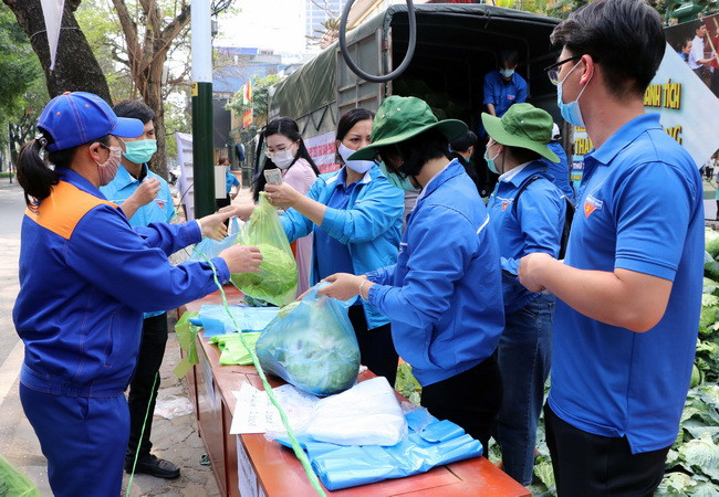 Thanh niên tình nguyện thu mua, vận chuyển tiêu thụ hộ bà con nông dân. (Ảnh: TTXVN phát) Quy định về chính sách đối với thanh niên xung phong, tình nguyện ảnh 1