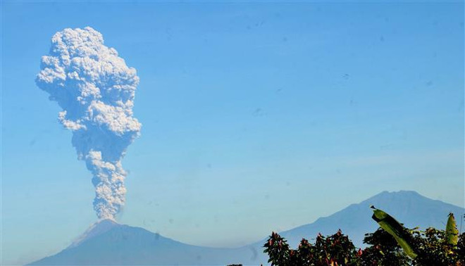 Indonesia: Núi lửa Merapi phun trào, cột khói bốc cao 3km ảnh 1