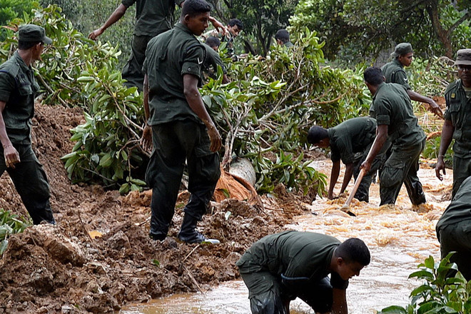 Lực lượng đặc nhiệm Sri Lanka tìm kiếm nạn nhân mất tích sau vụ lở đất. (Ảnh: AFP/TTXVN) Sri Lanka: Tìm kiếm nạn nhân do lở đất bị dừng lại vì mưa lớn ảnh 1