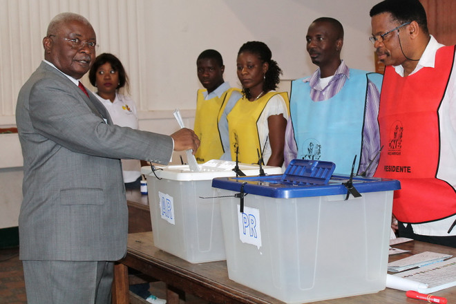 Tổng thống Mozambicque Armando Guebuza (trái) bỏ phiếu tại một điểm bầu cử ở thủ đô Maputo ngày 15/10 vừa qua. (Ảnh: AFP/TTXVN) Phong trào Dân chủ Mozambique đề nghị hủy kết quả bầu cử ảnh 1