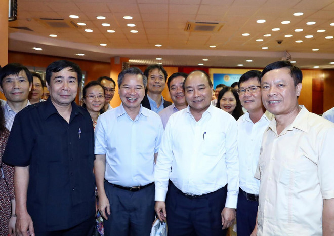Thủ tướng Nguyễn Xuân Phúc và các nhà khoa học. (Ảnh: Thống Nhất/TTXVN) Các nhà khoa học đóng góp ý kiến cho Tiểu ban Kinh tế-Xã hội ảnh 2