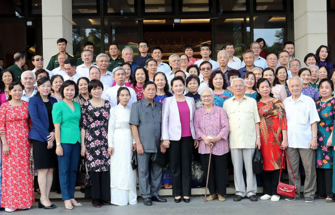 Chủ tịch Quốc hội gặp mặt cán bộ hưu trí và nhân dân nơi cư trú ảnh 2