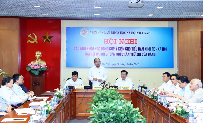 Thủ tướng Nguyễn Xuân Phúc phát biểu. (Ảnh: Thống Nhất/TTXVN) Các nhà khoa học đóng góp ý kiến cho Tiểu ban Kinh tế-Xã hội ảnh 1