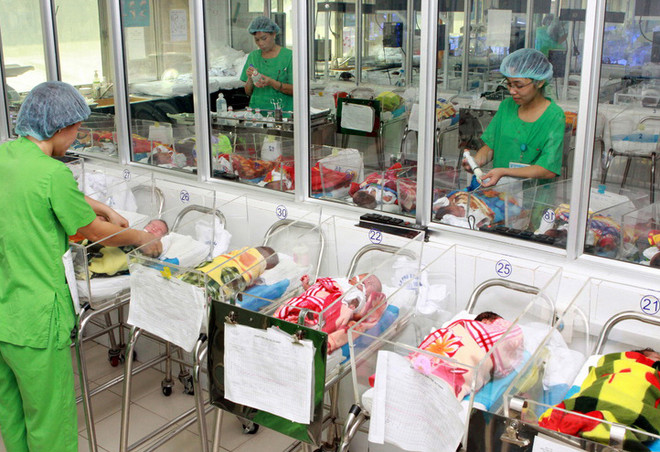 Chăm sóc trẻ sơ sinh tại Bệnh viện Phụ sản Trung ương, Hà Nội. (Ảnh: Dương Ngọc/TTXVN) Trên 50% số tỉnh có tỷ lệ mất cân bằng giới tính khi sinh tăng mạnh ảnh 1