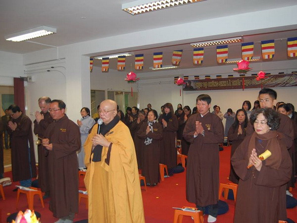 Hòa thượng Thích Thiện Bảo và các Phật tử trong buổi lễ. (Ảnh: Nguyễn Phương Minh/Vietnam+) Kiều bào Hungary cầu siêu cho các chiến sỹ hy sinh ở Gạc Ma ảnh 1