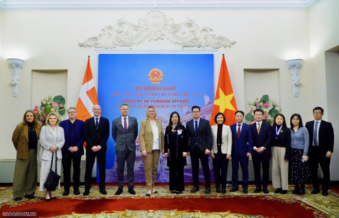Thứ trưởng Ngoại giao Lê Thị Thu Hằng và Quốc Vụ khanh Ngoại giao Đan Mạch Lina Gandlose Hansen cùng đại biểu hai nước Việt Nam-Đan Mạch chụp ảnh lưu niệm. (Nguồn: TTXVn phát) 2702_viet nam dan mach2.jpg