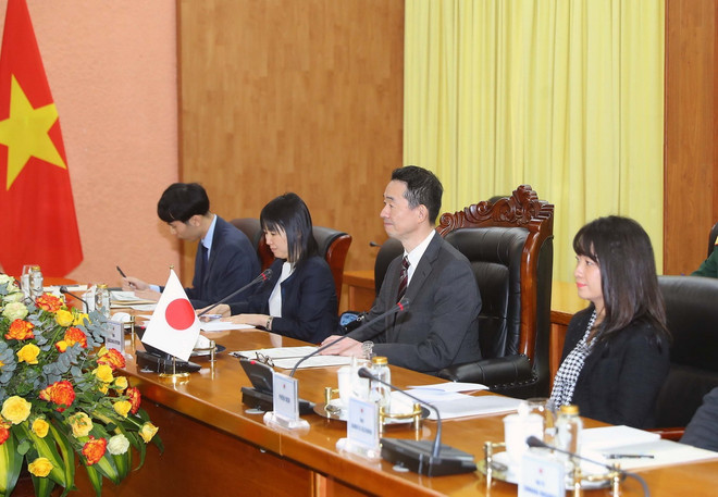 Thứ trưởng Bộ Quốc phòng Serizawa Kiyoshi và Đoàn Nhật Bản tại buổi đối thoại. (Ảnh: Trọng Đức/TTXVN) ttxvn_2702_viet nam nhat ban (3).jpg