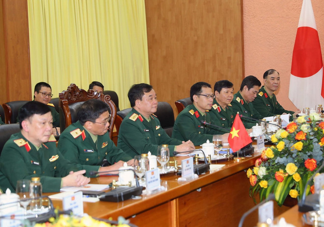 Thượng tướng Hoàng Xuân Chiến và Đoàn Việt Nam tại buổi đối thoại. (Ảnh: Trọng Đức/TTXVN) ttxvn_2702_viet nam nhat ban (2).jpg