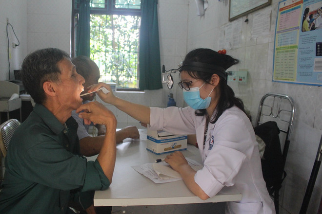 Người dân được thăm khám, kiểm tra sức khỏe tại trạm y tế xã Tam Quan, huyện Tam Đảo, tỉnh Vĩnh Phúc. (Ảnh: Nguyễn Thảo/TTXVN) ttxvn_2702_y te co so (2).jpg