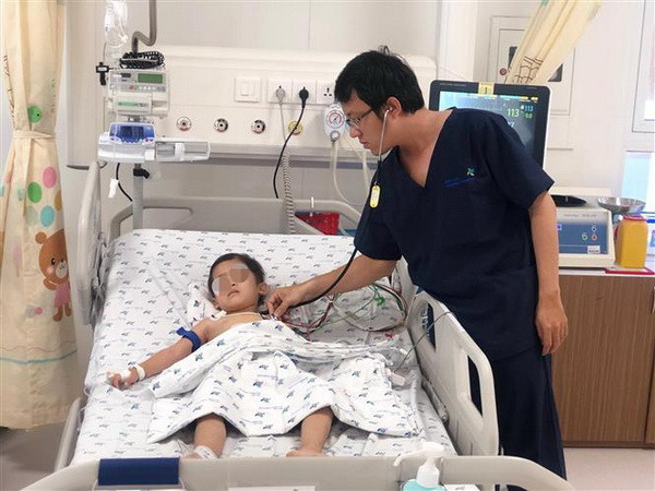 Lấy búi tóc nặng một kilogam ra khỏi dạ dày bé gái 6 tuổi ảnh 1