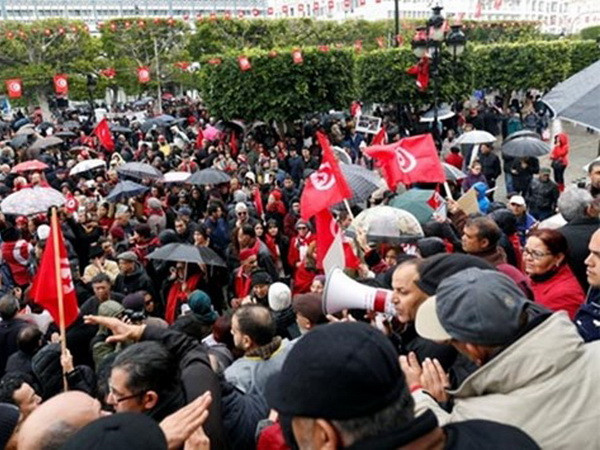 1.000 người Tunisia biểu tình phản đối phần tử thánh chiến về nước ảnh 1