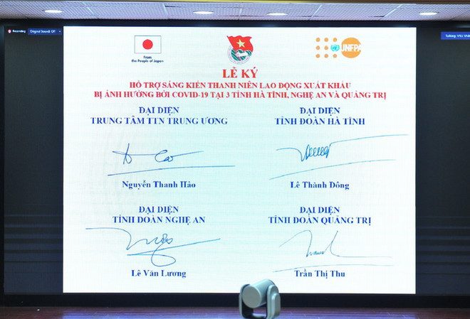 Bản ký kết dự án hỗ trợ thanh niên lao động xuất khẩu bị ảnh hưởng bởi COVID-19. (Ảnh: Minh Đức/TTXVN) Hỗ trợ thanh niên đi xuất khẩu lao động trở về bị ảnh hưởng COVID-19 ảnh 3