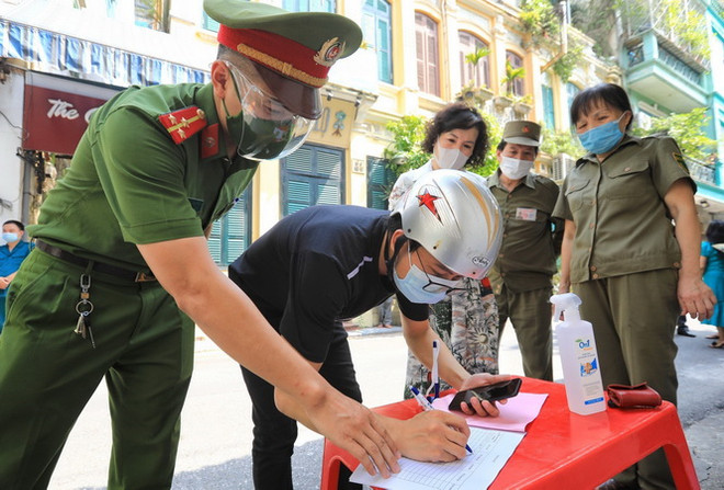 Tại các chốt "vùng xanh" trên địa bàn phường Hàng Bông, tất cả người lạ ra vào đều phải khai báo y tế, thực hiện nghiêm nguyên tắc 5K. (Ảnh: Thành Đạt/TTXVN) Thủ đô những ngày giãn cách: Căng sức qua chiến dịch gần 60 ngày đêm ảnh 4