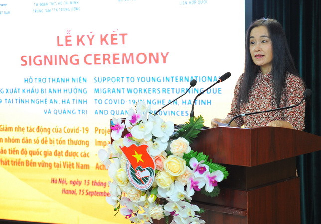 Bà Naomi Kitahara, Trưởng Đại diện Quỹ Dân số Liên hợp quốc tại Việt Nam phát biểu tại buổi lễ. (Ảnh: Minh Đức/TTXVN) Hỗ trợ thanh niên đi xuất khẩu lao động trở về bị ảnh hưởng COVID-19 ảnh 1